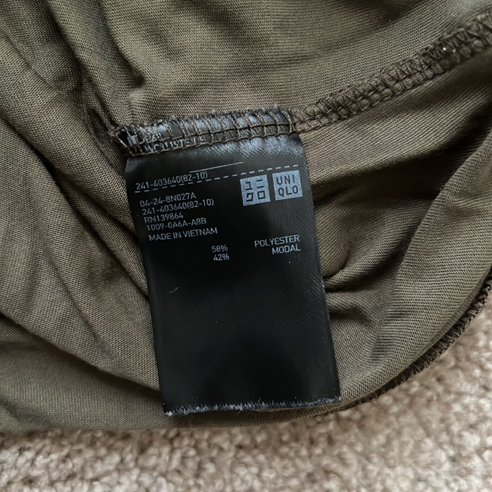 UNIQLO top - Picture 3 of 3